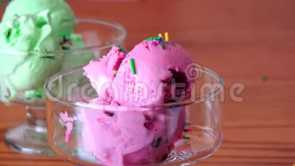 冰淇淋在桌子上倒糖浆视频的预览图