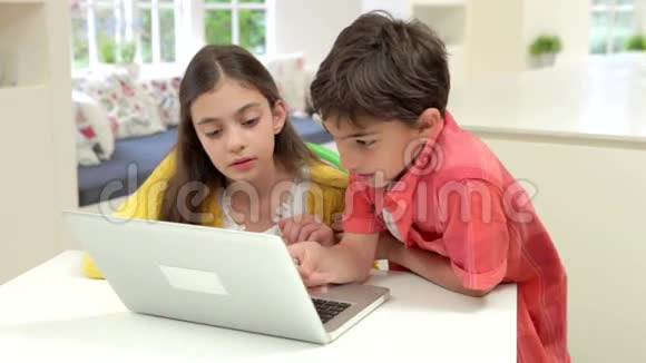 两名西班牙儿童在家使用笔记本电脑视频的预览图