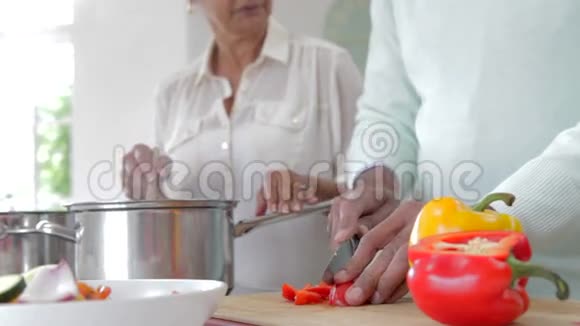 高级印度夫妇在家做饭视频的预览图