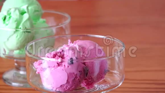 冰淇淋在桌子上倒糖浆视频的预览图