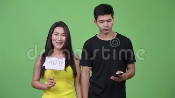 年轻快乐的亚洲情侣一起自拍视频的预览图