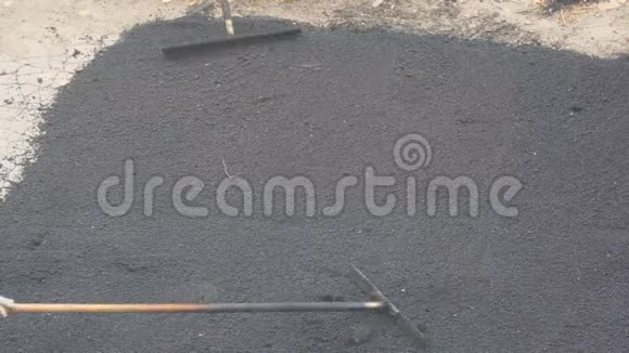 道街修复工程沥青路上的工人视频的预览图