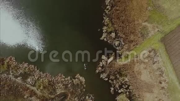 人们在春天的时候在湖上乘旧船空中观景视频的预览图