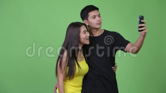 年轻快乐的亚洲情侣一起自拍视频的预览图