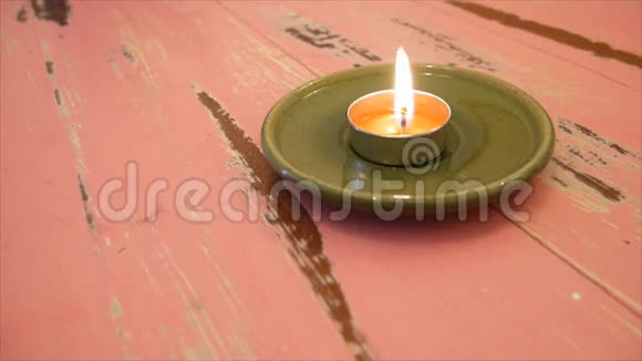 点燃红木桌上的蜡烛视频的预览图