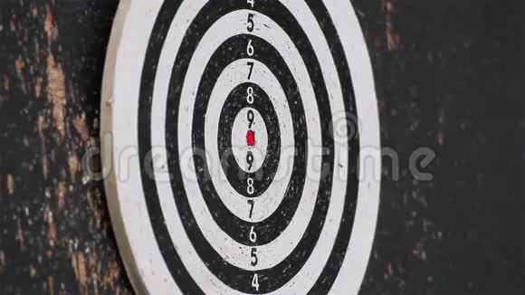 箭矢在目标中心呈黄色和红色视频的预览图