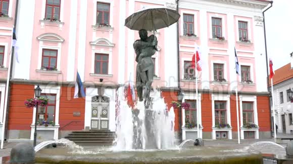 爱沙尼亚老市政厅前的喷泉雕像GH44K视频的预览图
