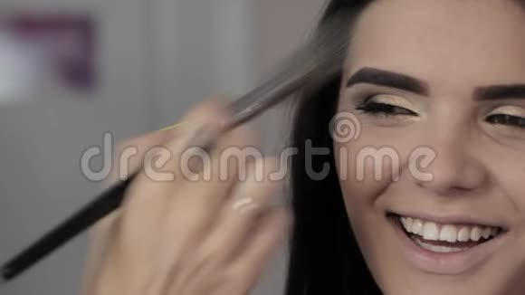 化妆师在重要活动前给女孩化妆视频的预览图