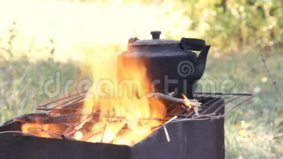 篝火上的老式熏茶壶视频的预览图