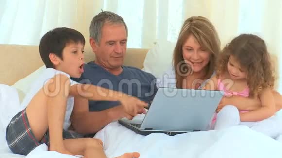 家人在笔记本电脑前大笑视频的预览图