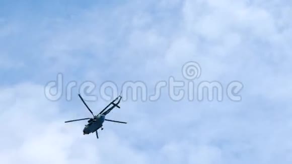 现代直升机在蓝天高清飞行视频的预览图