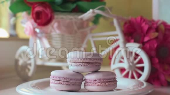 粉红色的法国马卡龙玻璃下的木板柔和的焦点背景甜的沙漠在咖啡馆里视频的预览图