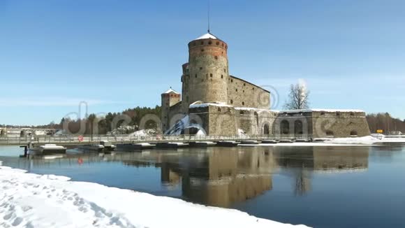 奥拉夫林纳要塞在阳光明媚的三月天芬兰萨文林纳视频的预览图
