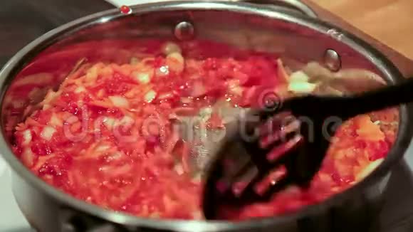 烹饪罗宋汤视频的预览图