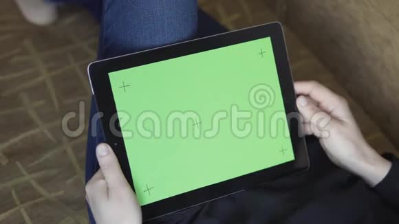 女孩手持平板电脑有标记屏幕视频的预览图