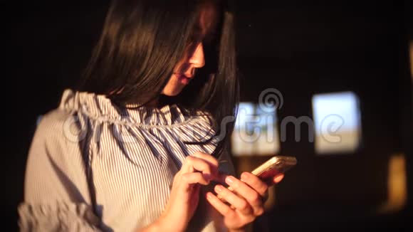年轻女性坐在咖啡咖啡厅使用智能手机城市女性生活方式技术复古风格聊天使用咖啡视频的预览图