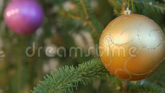 圣诞树上的彩色装饰玩具视频的预览图