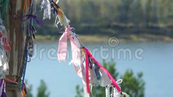 异教徒在绳子上用彩色布来象征神灵视频的预览图