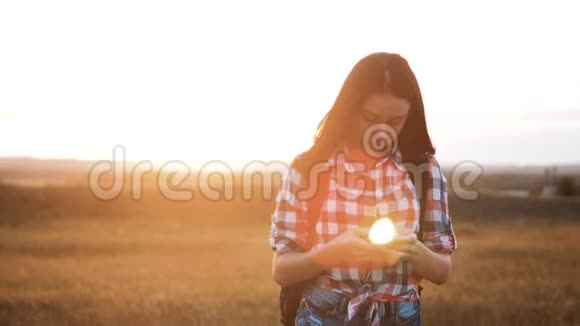 hipsterhiker剪影女孩行走游子在手机智能手机上搜索位置导航找到正确的方法视频的预览图