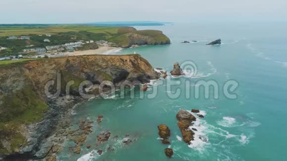 凯尔特海航空无人机飞行中康沃尔海岸的奇妙景观视频的预览图