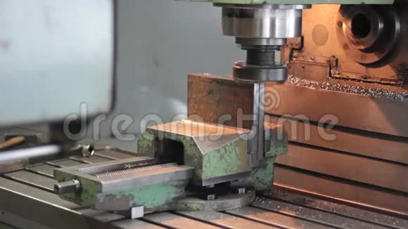 钻头正在加工钢件去除多余的金属视频的预览图