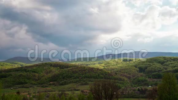 云在喀尔巴阡山上移动视频的预览图