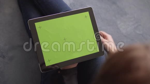 女孩手持平板电脑有标记屏幕视频的预览图