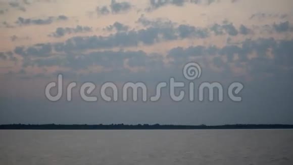 云在河流湖泊或海洋上移动视频的预览图