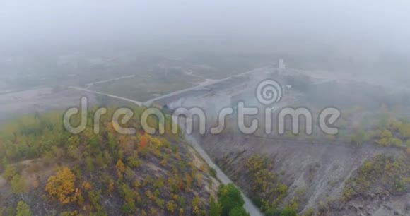 空中无人机录像日落时分在雾中观赏森林草地和山丘的秋山光线非常柔和视频的预览图