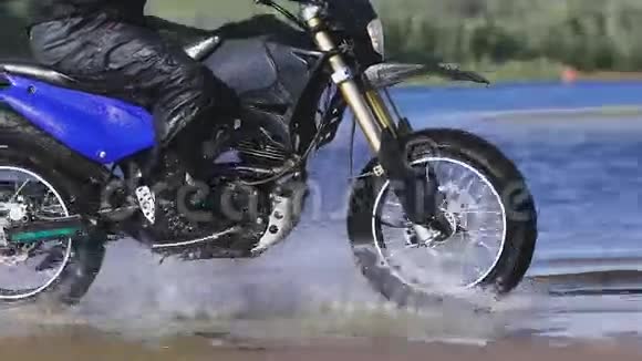 极端驾驶摩托车一个熟练的骑自行车的人骑在水边视频的预览图