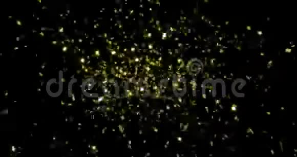 在黑色背景金色节日和节日背景下坠落的金色金属闪光箔纸屑动画运动视频的预览图