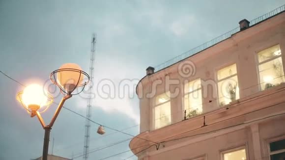 黄昏时分敖德萨中心的窗户和灯都亮了视频的预览图