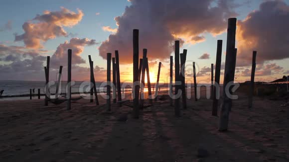 戏剧性的日落在空荡荡的海滩赫杰丁朱特兰丹麦视频的预览图