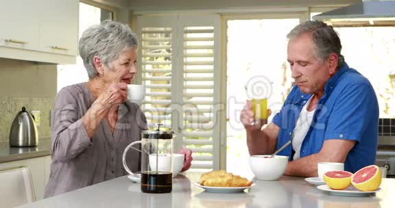 快乐的老年夫妇享受早餐视频的预览图