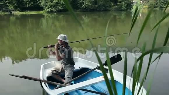 在美丽的大自然中乘船捕鱼的年轻人视频的预览图