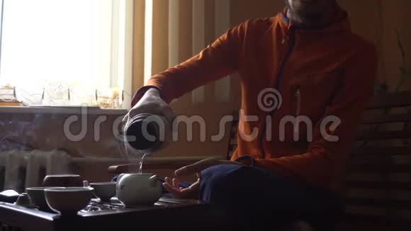 在中国传统茶道中人们用茶壶倒茶一套茶饮设备视频的预览图