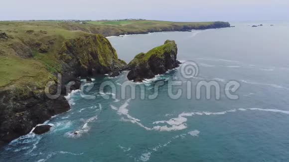 英格兰康沃尔海岸的岩石峭壁令人惊叹视频的预览图