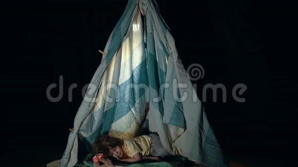晚上睡在帐篷里的小可爱视频的预览图