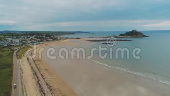 凯尔特海航空无人机飞行中康沃尔海岸的奇妙景观视频的预览图