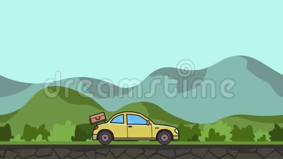 动画跑车与行李在后罩骑通过绿色山谷乡村景观中的掀背车视频的预览图