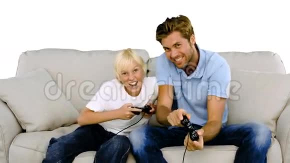 父子在白色背景下玩电子游戏视频的预览图