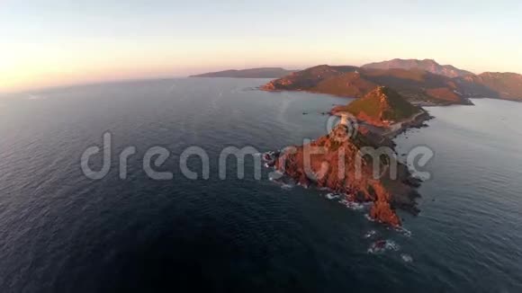 日落时分飞越海洋和岛屿帕拉塔之旅阿贾西奥地区科西嘉法国空中观景视频的预览图