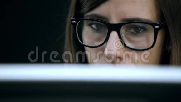 女人在电脑上工作视频的预览图