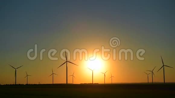 大自然中的风力涡轮机日出日落视频的预览图
