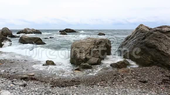 海浪拍打着大石头视频的预览图