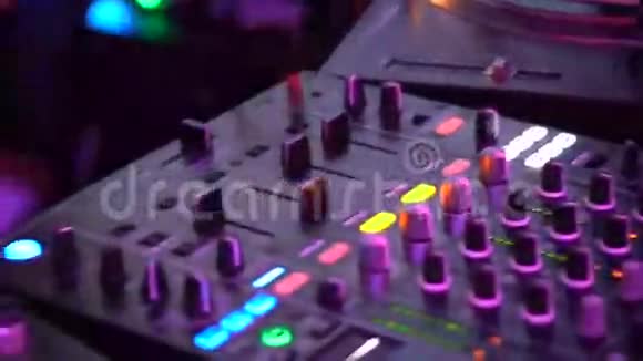 派对上的DJ设备甲板视频的预览图