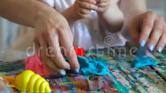 小女孩和妈妈在艺术工作室玩塑料视频的预览图