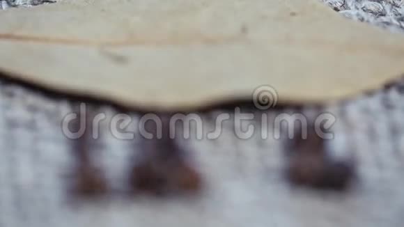 亚麻背景上的天然香料视频的预览图