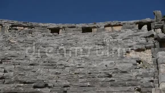 米拉古圆形剧场的倒塌视频的预览图