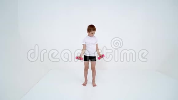 一个小男孩正在举起哑铃视频的预览图